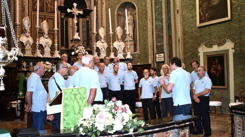 Applausi ed emozioni per il coro Motta Rossa a Vezzo di Gignese